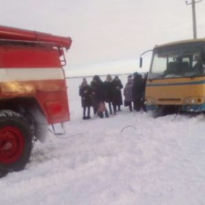 Автобус с людьми застрял в снежном сугробе на Одесчине (ФОТО)