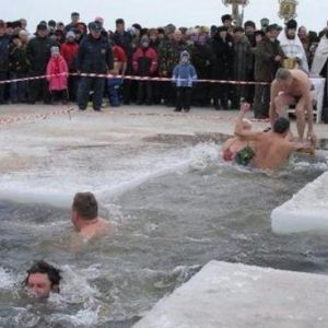 Нырять или не нырять: правила безопасного купания на Крещение