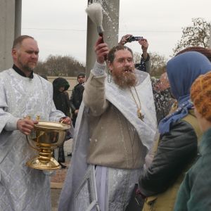 Праздничная литургия, водосвятный молебен и омовение в источнике: православные измаильчане отметили Крещение (Богоявление) Господне (Фото)