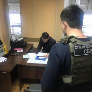 Главный инспектор таможенного поста в Одесской области требовал взятки у водителей «евроблях»