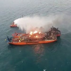 Пожар на танкерах в Черном море продолжается шестые сутки