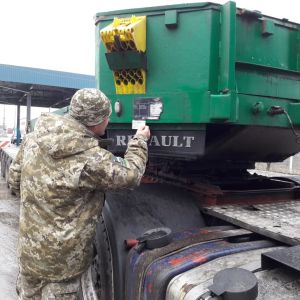 Пограничники Измаильского отряда обнаружили несовпадение номера рамы прицепа грузовика с регистрационными документами