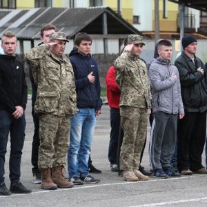 Петр Порошенко подписал указ об увольнении в запас и сроках призывов в 2019 году
