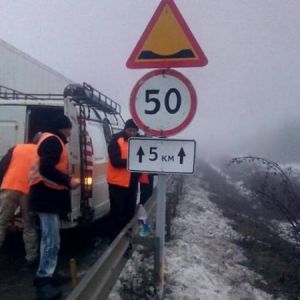 Дорожники латали ямы, которые стали причиной массовых ДТП на трассе Киев-Одесса, и грешили на погоду