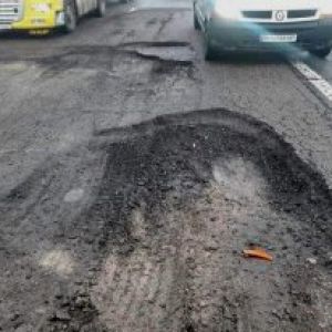 Дорожники заделали яму на трассе Одесса-Киев, из-за которой произошло массовое ДТП