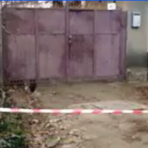 В Измаиле в центре города полициейские задержали мужчину с окровавленным топором, рядом находилось тело убитого мужчины (ФОТО)