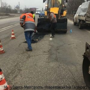 Дорожники предупреждают водителей о ремонте на трех трассах Одесского региона