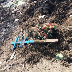 На городской свалке Килии священнослужители обнаружили надгробные кресты с именами усопших (ФОТО)