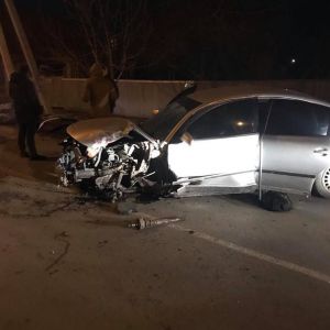 В Измаиле ночью на Некрасова "евробляхер" врезался в опору ЛЭП, бросил авто и скрылся (ФОТО)