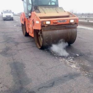 Облавтодор ликвидирует ямы на дорогах: где затруднен проезд