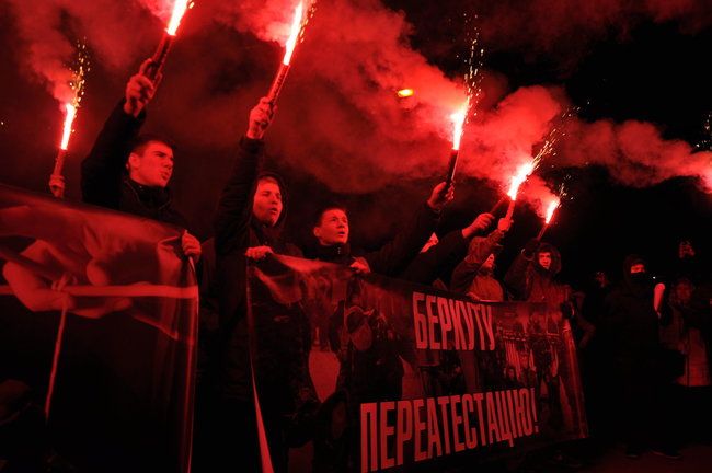 "Бандера, вставай!": вчера вечером под МВД митинговали активисты правых организаций "Бандера, вставай!": вчера вечером под МВД митинговали активисты правых организаций