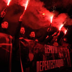 "Бандера, вставай!": вчера вечером под МВД митинговали активисты правых организаций