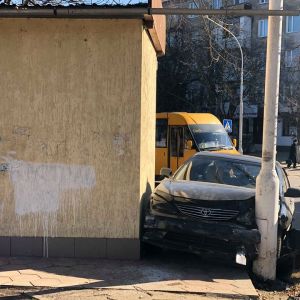 В Измаиле на проспекте Мира автомобиль влетел в остановку. Еще два авто разбиты (ФОТО)