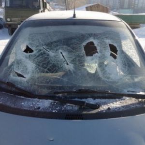 В Килие неизвестные изрубили топором два авто