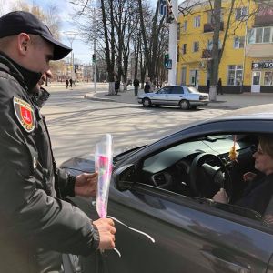 Полиция Измаила оригинально поздравила девушек-водителей с 8 марта (ФОТО,ВИДЕО)