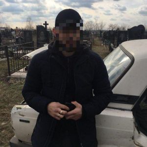 На одесском кладбище дебоширы развлекались, стреляя по могилам