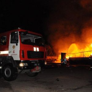 Взрыв на заправке в Кропивницком: горят 15 автомобилей, есть пострадавшие (ВИДЕО)