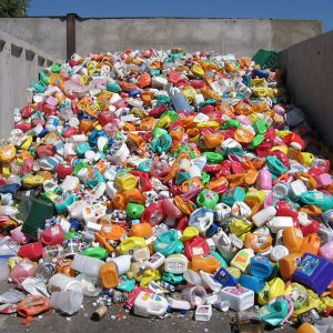 ЕС вводит запрет на пластиковую посуду с 2021 года