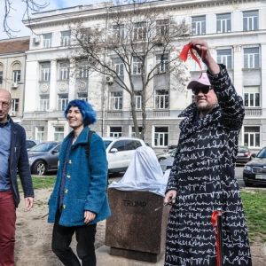 Необычные памятники Дональду Трампу и Ким Чен Ыну были открыты в центре Одессы (фото)