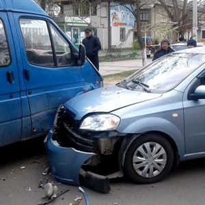 В Рени уснувший за рулем рабочий въехал в авто депутата