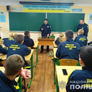 В Измаиле полицейские-взрывотехники рассказали лицеистам о первоочередных шагах при обнаружении опасных находок