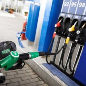 На украинских АЗС бензин подорожал до 29 гривен