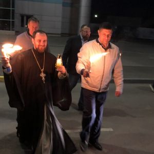 Городской голова Измаила встретил в аэропорту «Одесса» Благодатный Огонь из Иерусалима и везёт его в храмы города (ФОТО)