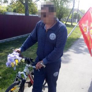 Красный флаг и георгиевская лента: в Измаильском районе мужчина пришел на праздник с запрещенной символикой (ФОТО)