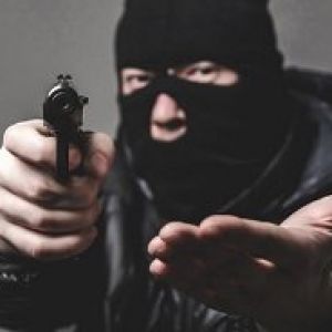 Пытали утюгом и забрали 300 тысяч долларов: в Одессе напали на семью соучредителя телекомпании