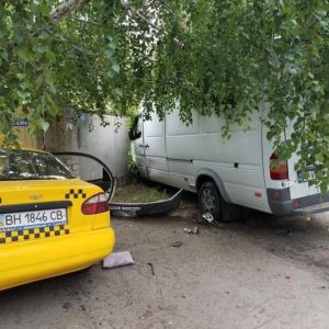В Измаиле снова ДТП на пересечении Горького и Коммерческой: микроавтобус и такси заехали в забор (ФОТО)