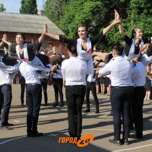 В добрый путь, дорогие выпускники! В Измаиле отзвенели последние звонки! (ФОТОРЕПОРТАЖ)