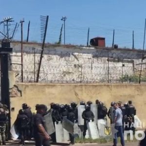 Более 500 заключенных участвуют в беспорядках в одесской колонии