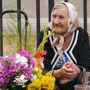 В центре Измаила пенсионерам разрешили торговать выращенными на приусадебном участке цветами бесплатно