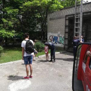 В Измаиле спасатели помогли снять ребенка с крыши (ФОТО)