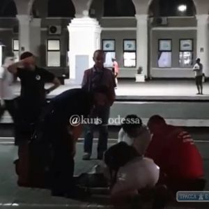 На перроне ж/д вокзала Одессы от жары умерла пассажирка