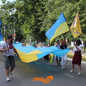 По Измаилу пронесли стометровый флаг Украины (ФОТО)