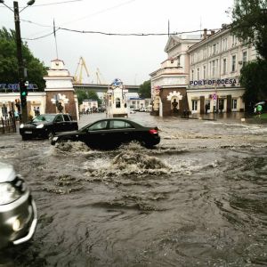 На Одесскую область снова надвигаются град и гроза со шквалами