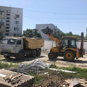 Жара не только на улице: на месте будущего торгового центра на проспекте Мира кипит работа (ФОТО,ВИДЕО)