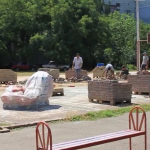 В Измаиле на проспекте Мира строят новую детскую площадку (ВИДЕО)
