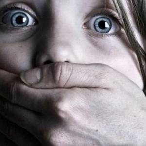 Душил и пытался раздеть: в Одесской области пожилой мужчина пытался изнасиловать малолетнюю девочку