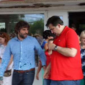 Саакашвили облили зелёнкой. Он обвиняет БПП и требует у Порошенко 50 евро на новую майку