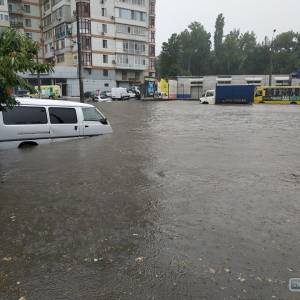 Сильный ливень в центре Одессы превратил улицы в реки, в которых утонули автомобили (ФОТО)