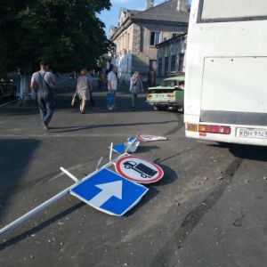 ДТП на проспекте Суворова: автобус протаранил "Копейку", вылетел на тротуар и снес знаки (ФОТО)