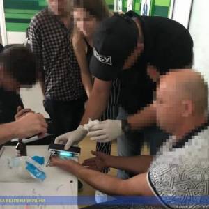 В Одессе сотрудник «ПриватБанка» требовал от клиентов взятки за списание кредиторской задолженности (ФОТО)