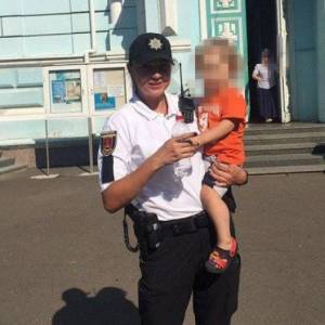 Двухлетний ребенок несколько часов бродил по кладбищу, ожидая, пока проспится его пьяная бабушка