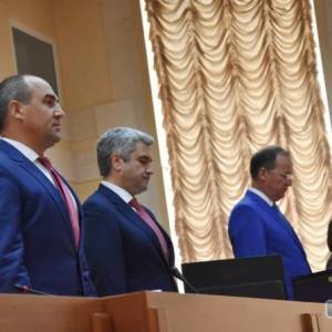 Депутаты не договорились о новом главе облсовета, после чего Урбанский решил остаться