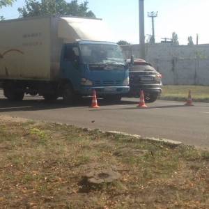 В Измаиле на Гагарина из-за пешехода на дороге не разминулись грузовой автомобиль и Infiniti,