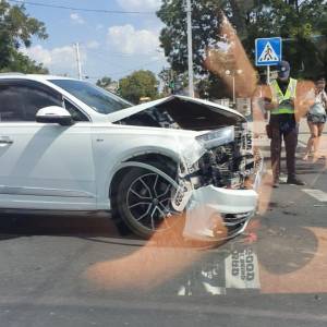 ДТП на проспекте Суворова:  Audi Q7 пытался проскочить на красный и спровоцировал ДТП (ФОТО)