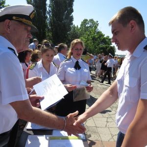 Выпускной у будущих мореплавателей: 159 бакалавров получили дипломы и погоны на морвокзале