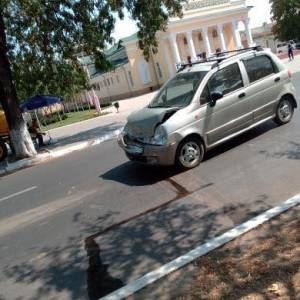"Догнали": на проспекте Суворова столкнулись три авто (ФОТО)